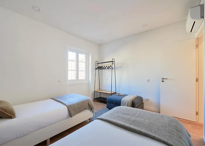 Deluxe Apt At Amazing Prime Location, By Timecooler